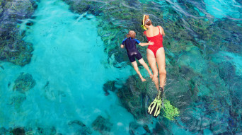 Snorkeling mamma e figlio