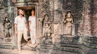 cambogia coppia al tempio