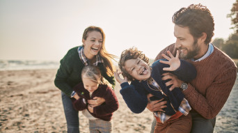 svezia famiglia in spiaggia