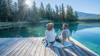 canada coppia in riva al lago