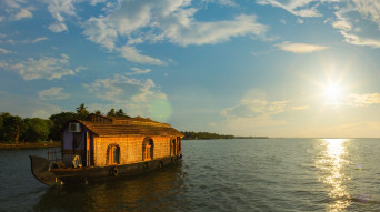 india lago al tramonto