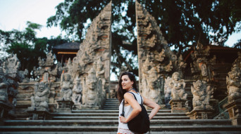 indonesia turista al tempio