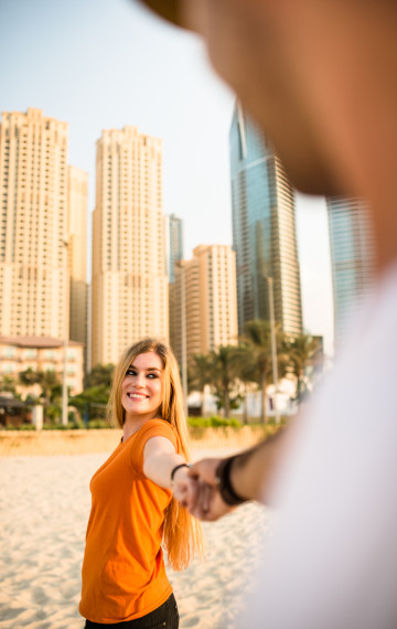 emirati arabi coppia in spiaggia