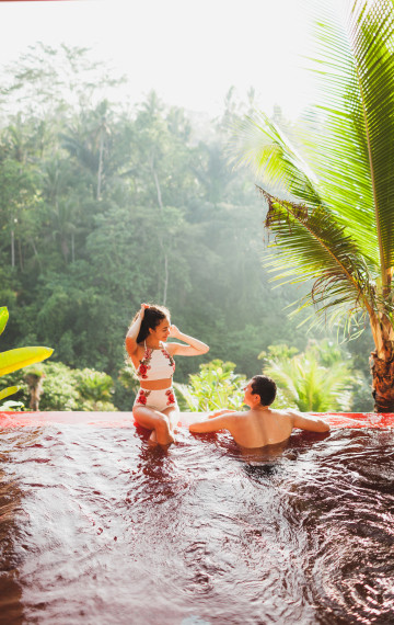 indonesia coppia in piscina