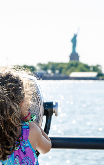 New York bambina e statua della libertà