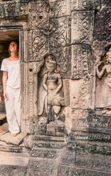 cambogia coppia al tempio