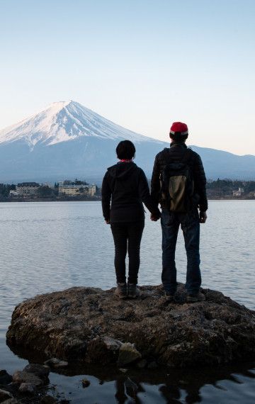 giappone coppia guarda il monte fuji