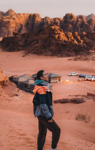 giordania ragazza nel deserto