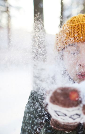 svezia ragazza soffia la neve