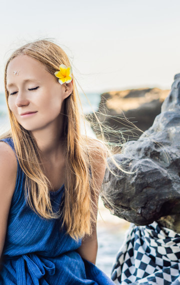 Ragazza con fiore tra i capelli