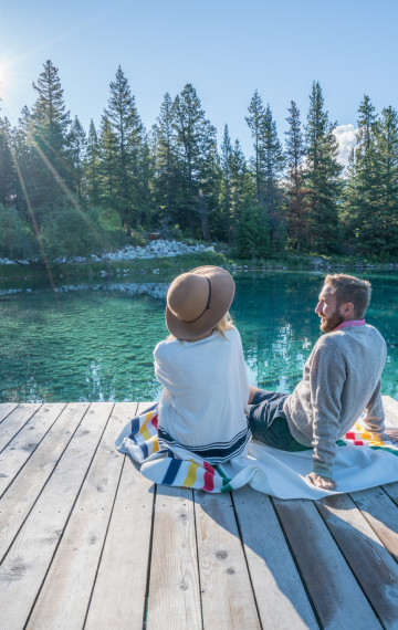 canada coppia in riva al lago