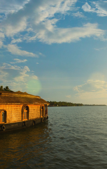 india lago al tramonto