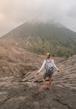 indonesia ragazza che fa escuriosi