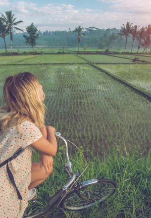 indonesia ragazza guarda le risaie