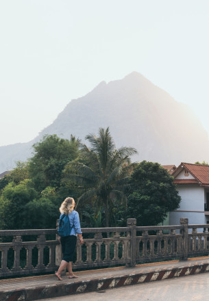 laos donna a piedi scalzi