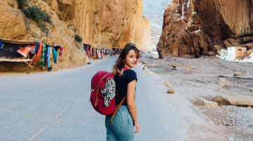 ragazza nel canyon