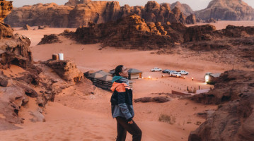 giordania ragazza nel deserto