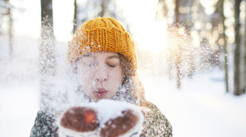 svezia ragazza soffia la neve