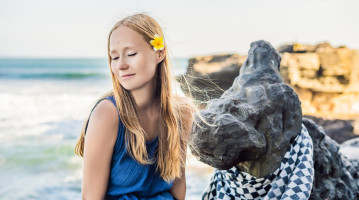 Ragazza con fiore tra i capelli