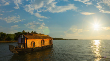 india lago al tramonto