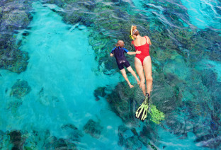 Snorkeling mamma e figlio
