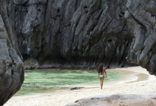 filippine donna in spiaggia