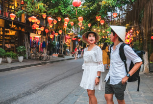 vietnam coppia e lanterne