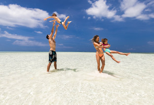 zanzibar famiglia in spiaggia