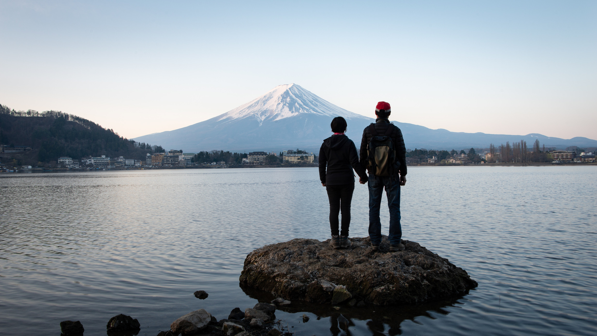 giappone coppia guarda il monte fuji
