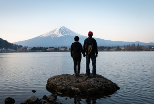 giappone coppia guarda il monte fuji