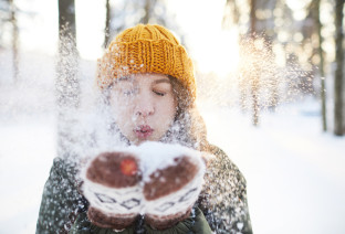 svezia ragazza soffia la neve