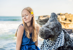 Ragazza con fiore tra i capelli