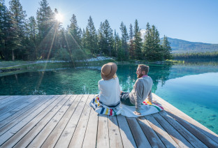 canada coppia in riva al lago