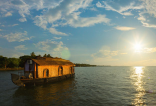 india lago al tramonto