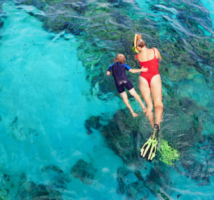 Snorkeling mamma e figlio