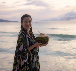 filippine ragazza con cocktail