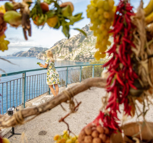 italia ragazza su balconcino