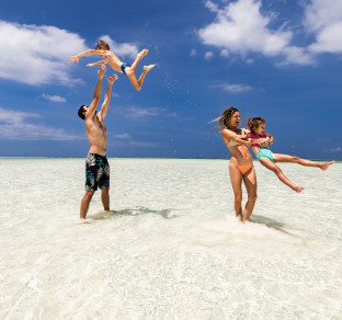 zanzibar famiglia in spiaggia