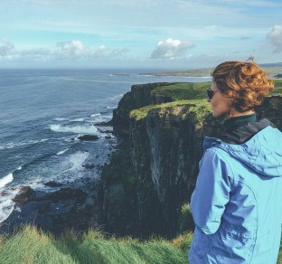 irlanda donna sulla costa