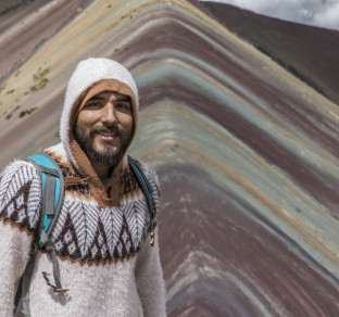 perù ragazzo con cappuccio