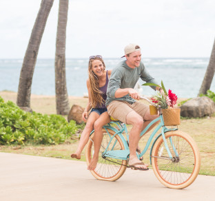 hawaii coppia in bici