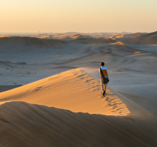 Camminando sulle dune di sabbia, Namibia, Africa 