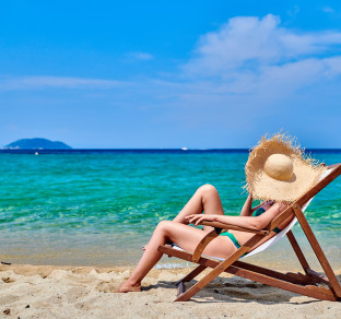 donna in spiaggia