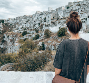 ragazza di spalle a matera