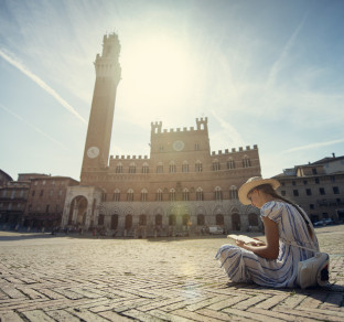 ragazza in piazza