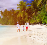famiglia sulla spiaggia Maldive