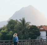 laos donna a piedi scalzi