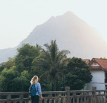 laos donna a piedi scalzi