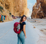 Ragazza nel canyon in Marocco