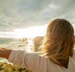 australia ragazza guarda l'orizzonte